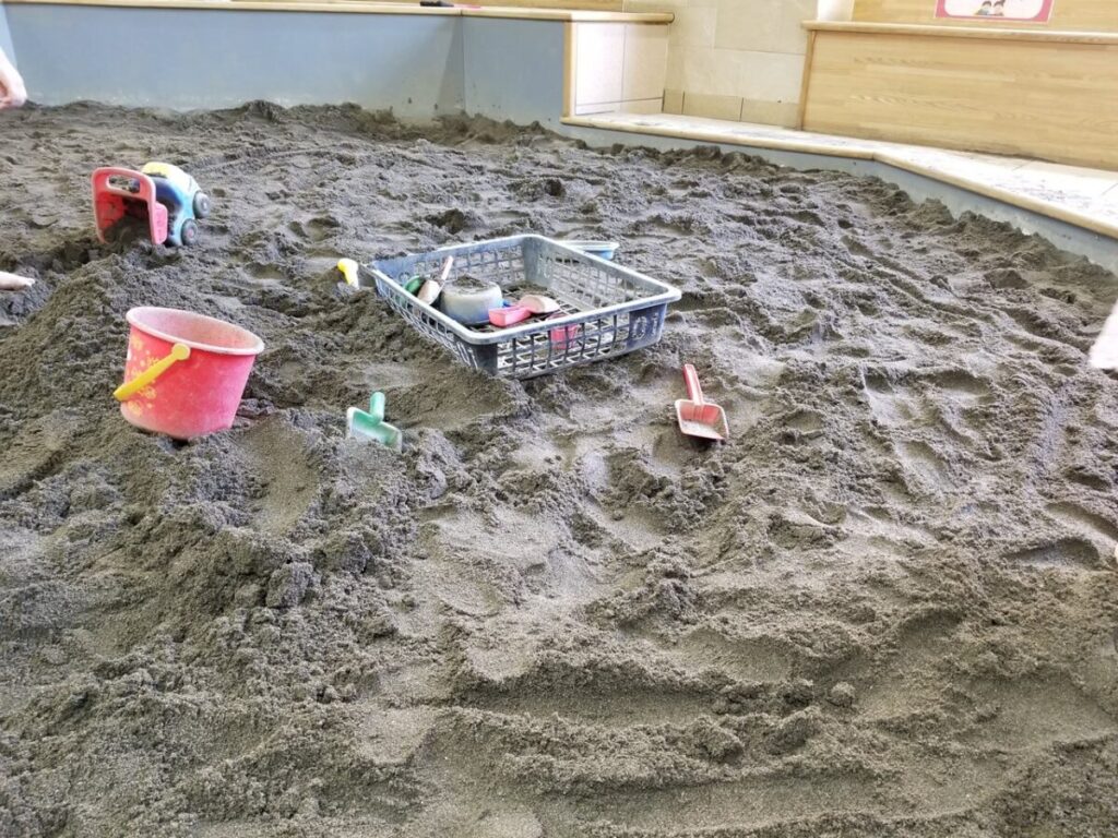 戸田市立児童センター「こどもの国」の屋内砂場